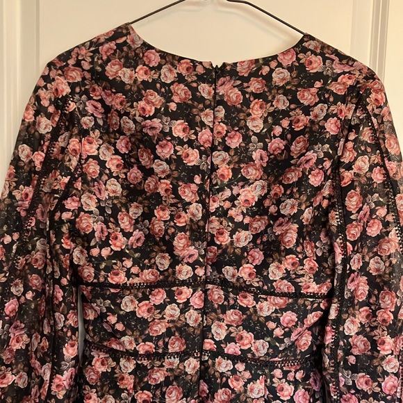 ✨Simply adorable open front black w/subtle peach pink green floral pattern dress - Picture 9 of 16